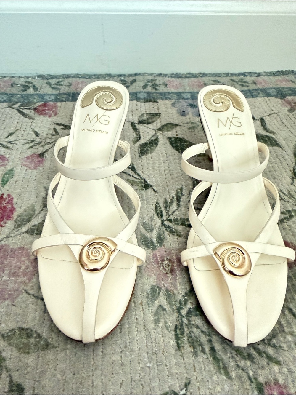 ANTONIO MELANI cream strappy heeled sandals with gold seashell accent - Picture 2 of 4